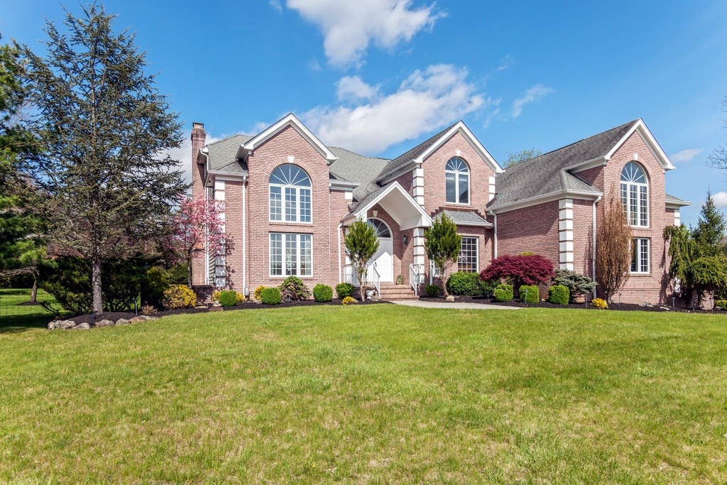 $1.279M: Take A Look Inside 4-Bedroom Beacon Hill Drive Home