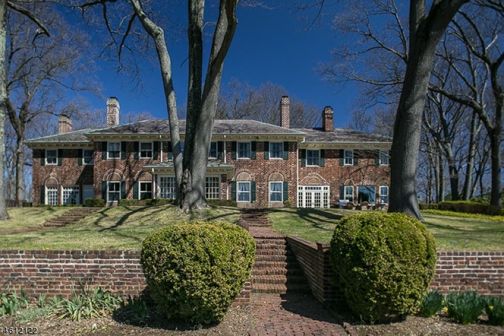 $5.65M: Take A Look Inside 7-Bedroom Oak Forest Lane Home