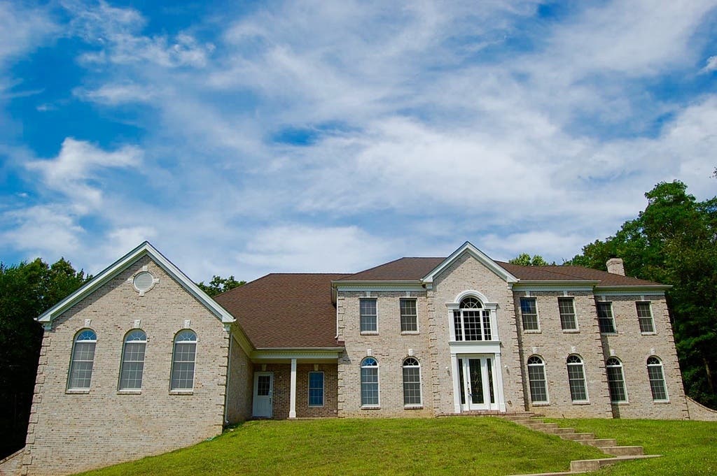 $989K: Take A Look Inside 6-Bedroom Ridgeline Drive Home