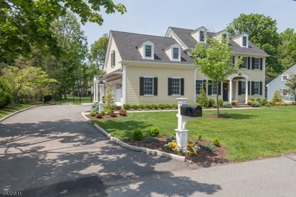 $2.595M: Take A Look Inside 6-Bedroom Whitman Drive Home