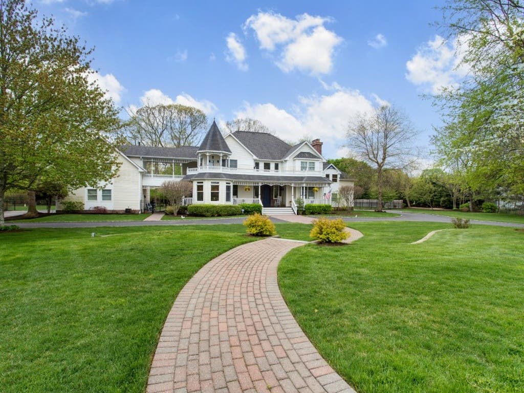 Wow House: 6-Bed, 5.5-Bath Bayport Victorian