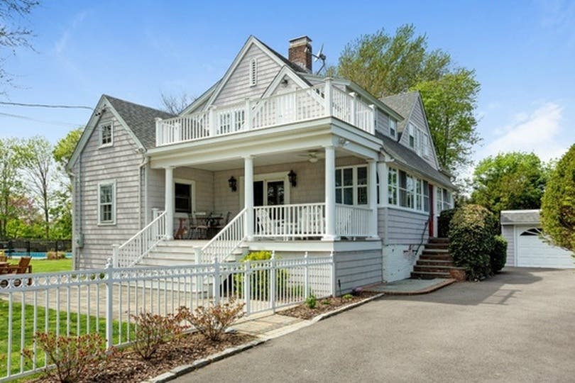 Wow House: Restored Babylon Colonial Built in 1886