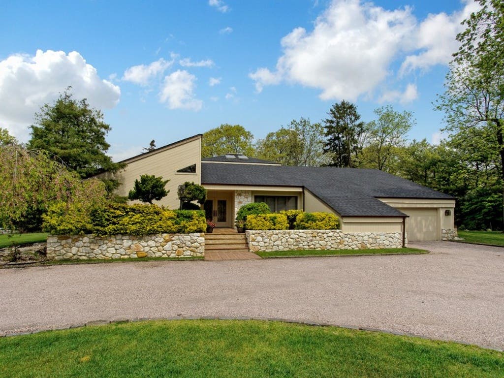 Wow House: Blue Point Ranch With Walk-In Wine Cellar, 4-Season Sunroom