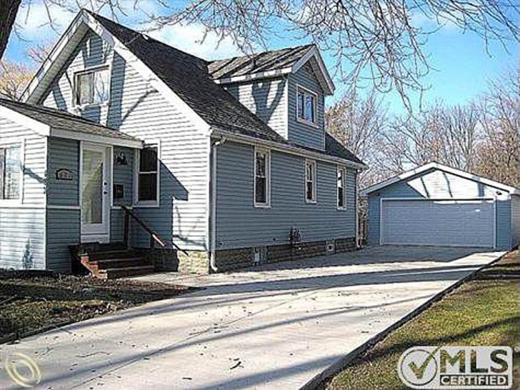 Clawson Bungalow on 'Huge Lot' Features Spacious Interior