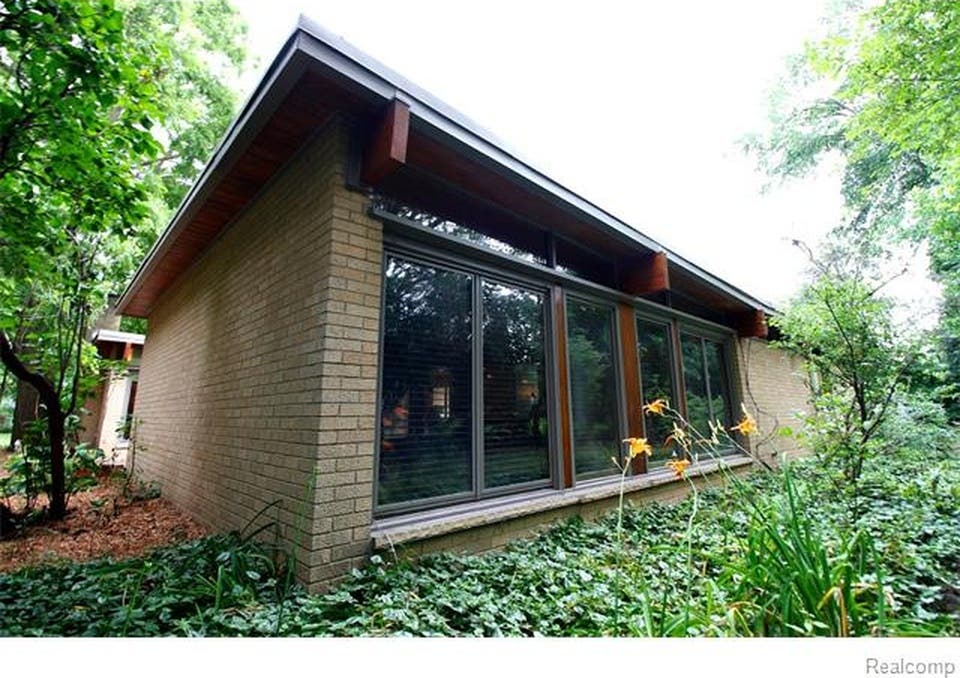 Frank Lloyd Wright-Inspired Treasure on Real Estate Market