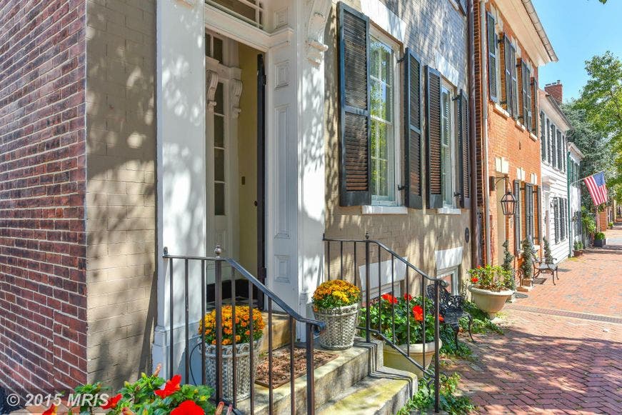 Old Town Alexandria 'WOW' House: Luxe Amenities in Historic Home