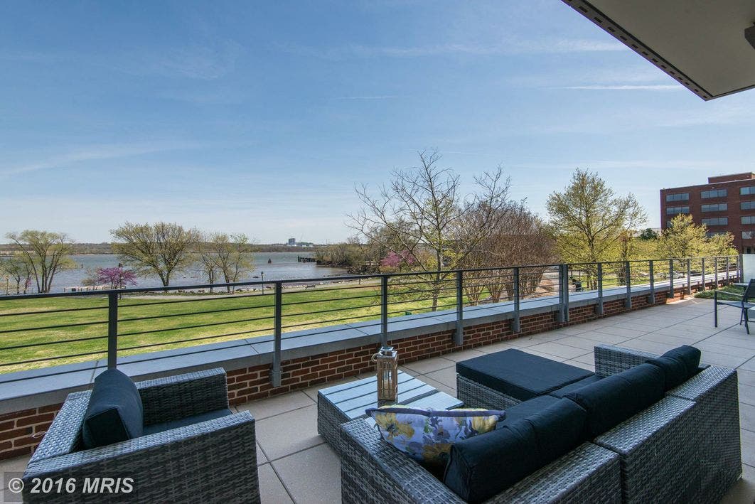 Old Town Alexandria 'WOW' House: Luxe Waterfront Living