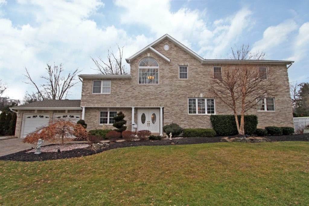 $745K Selling Price for Willow Way Home in Berkeley Heights