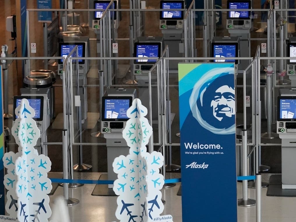 Alaska Airlines is pushing passengers to load boarding passes on their smartphones by removing airport kiosks that can be used to print the passes.