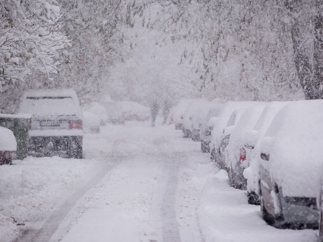 Residents of Northwest Indiana will see heavy periods of lake effect snow while Illinois will see sub-zero wind chills and possible freezing rain to begin the work week.