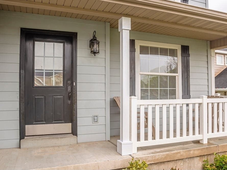 Pano,Exterior,Of,Home,With,Glass,Panels,On,Front,Door