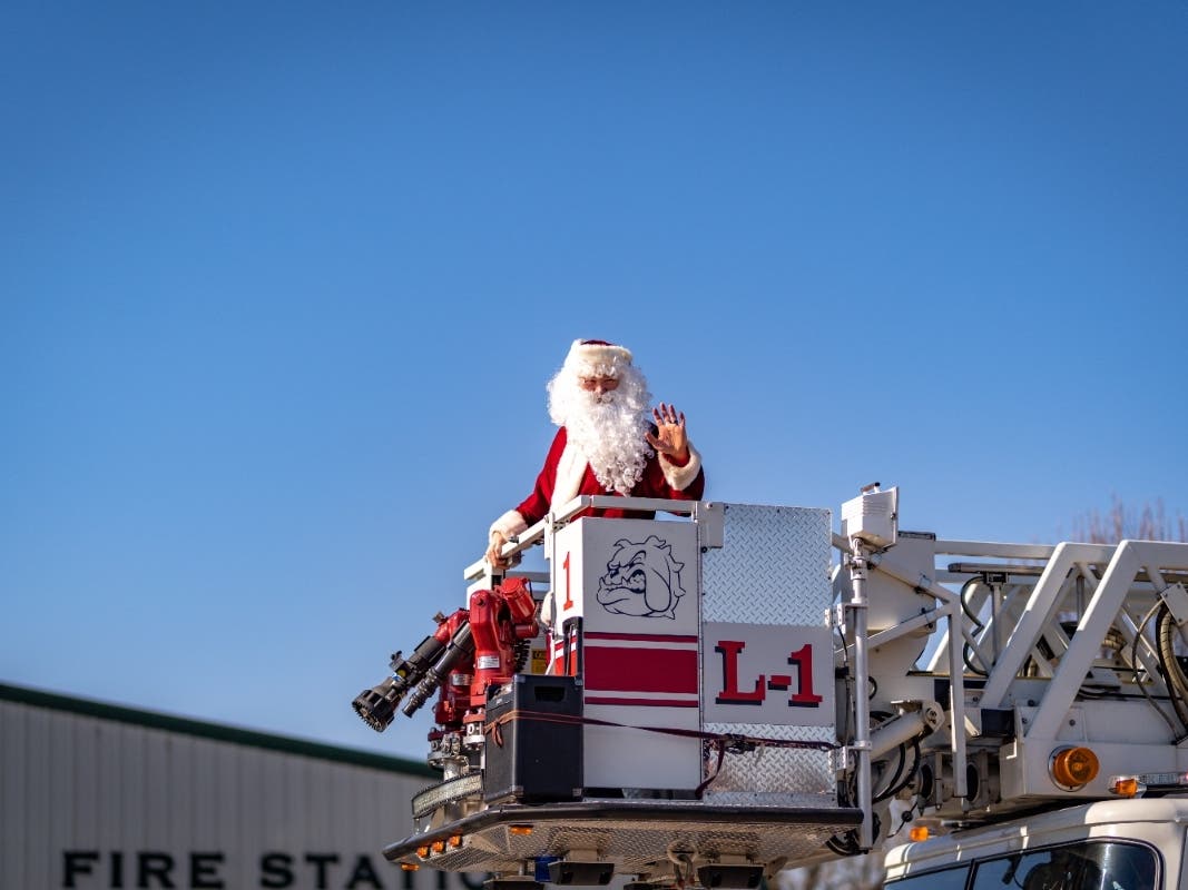 Deer Park Firefighters Escort Santa & Mrs. Claus On Saturday