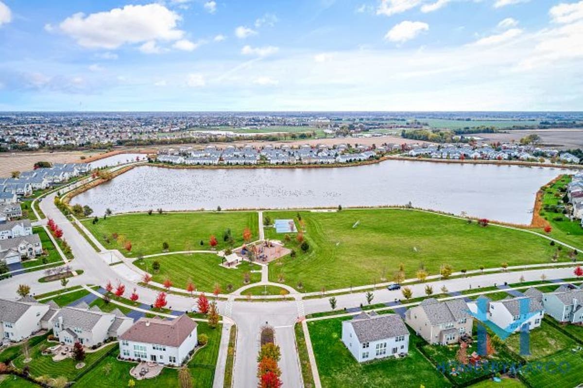 Single Family Homes For Sale in Oswego, Illinois - April 2019