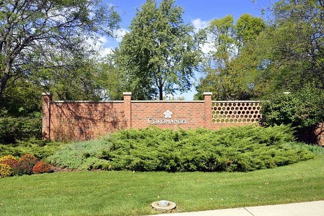 Townhomes & Condos For Sale in Deerfield, Illinois - April 2019