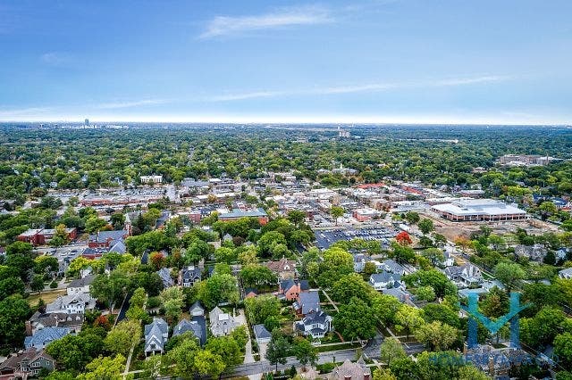 Single Family Homes For Sale in Hinsdale, Illinois - April 2019
