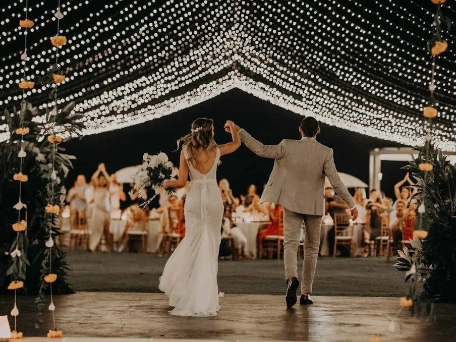 Choosing the Perfect Wedding Music: Live Band or DJ?