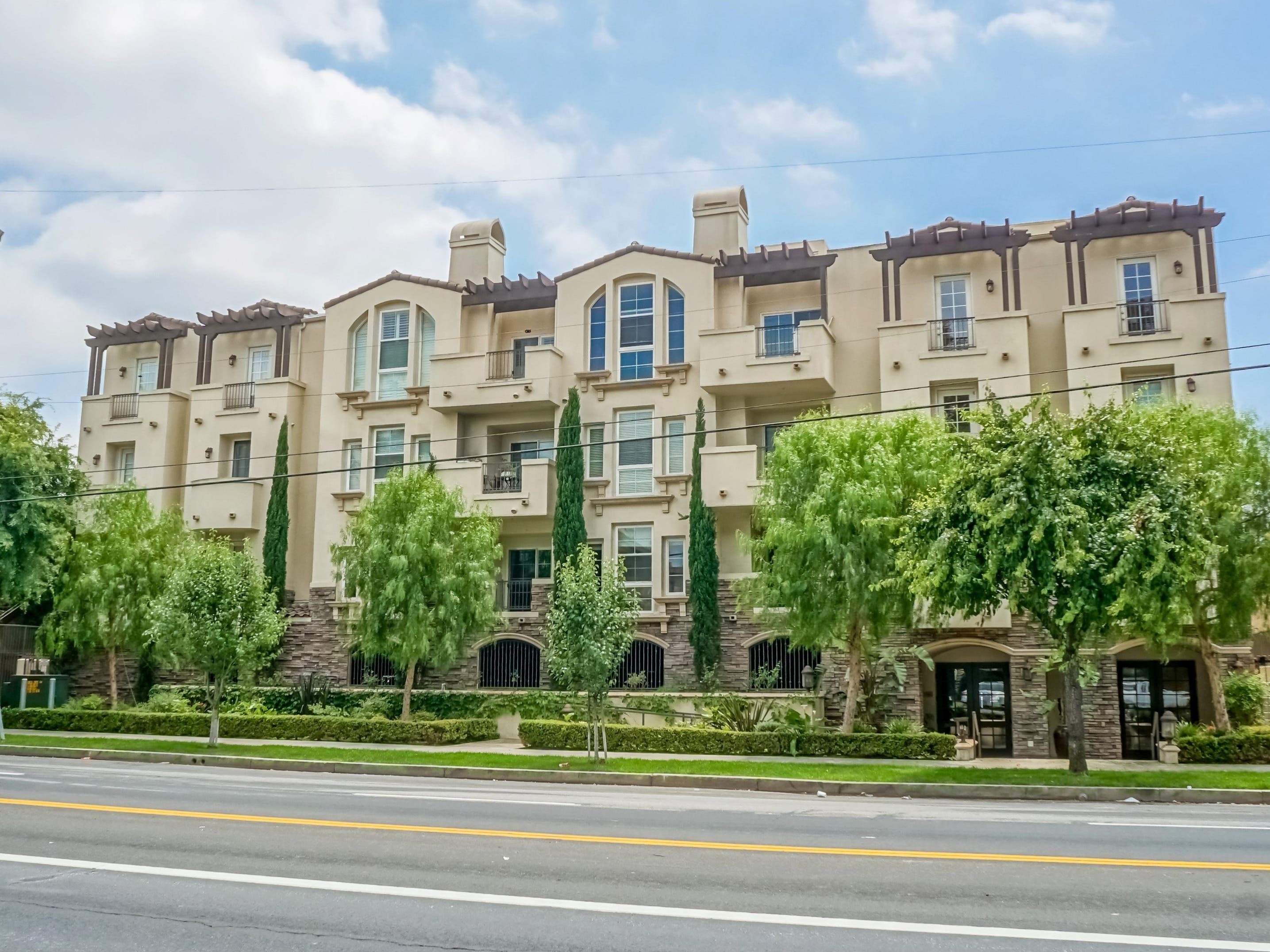 Sherman Oaks Condos for Sale | from $424,900