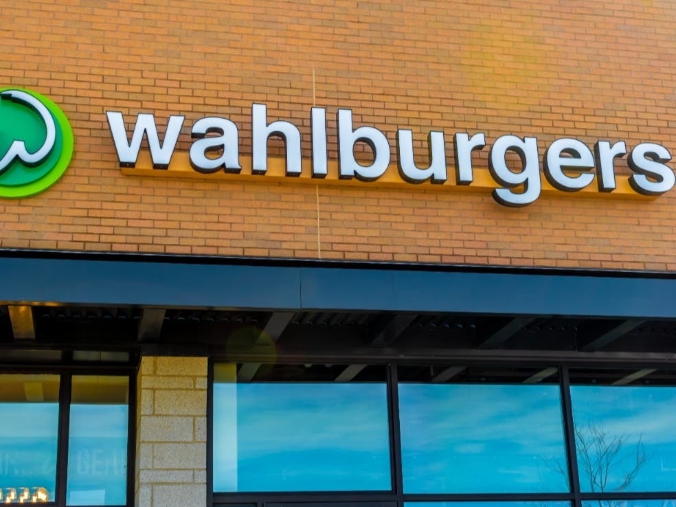 Foxwoods Casino​ and Wahlburgers both announced that the popular eatery from the Wahlberg family will be making its way to Foxwoods late summer.