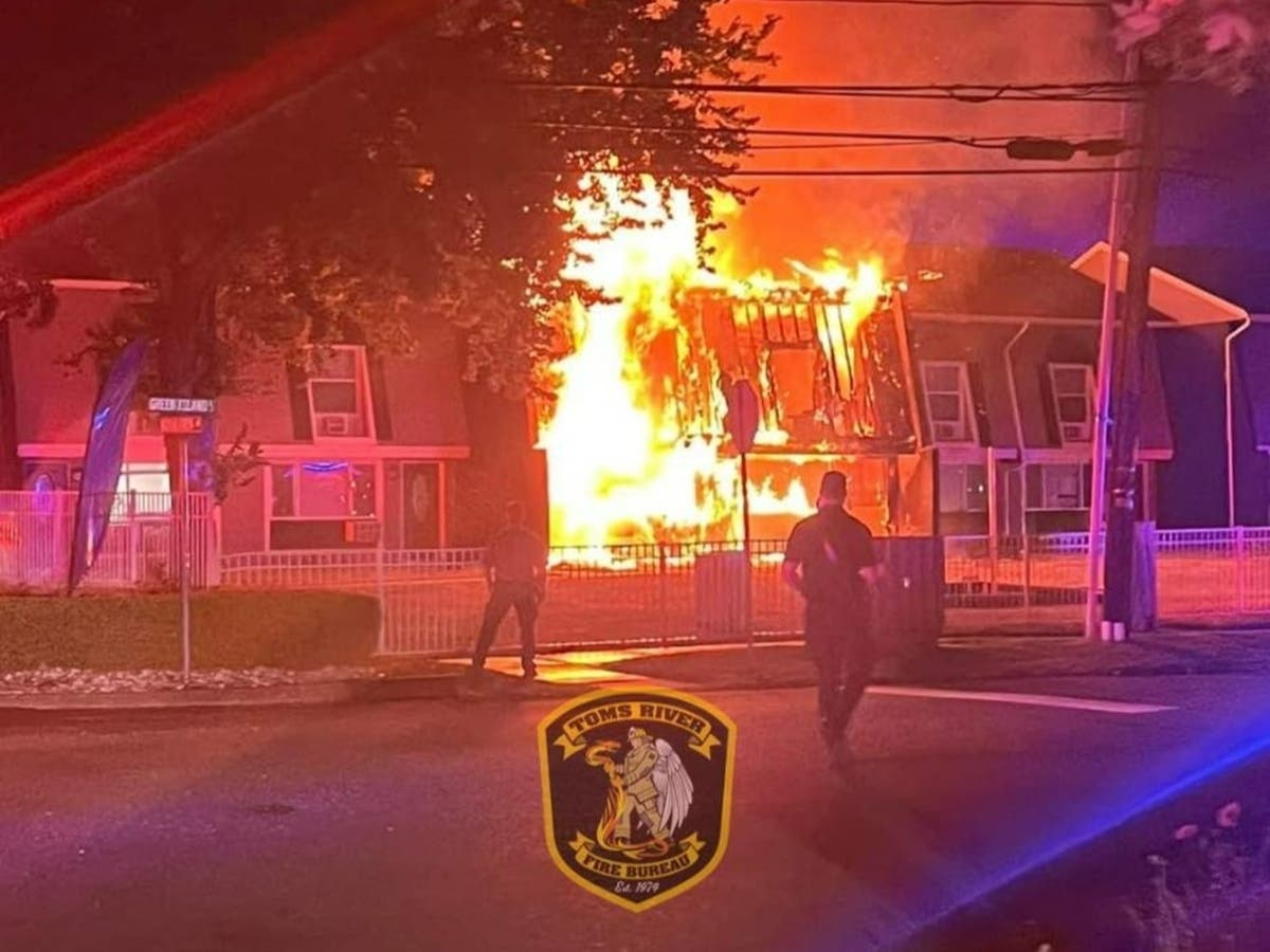 6 Injured, 10 Homeless As 6 Townhouses Burn In Toms River