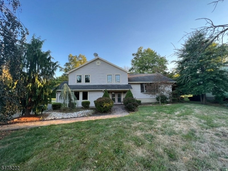 $499K Spacious Colonial Split In Hillsborough