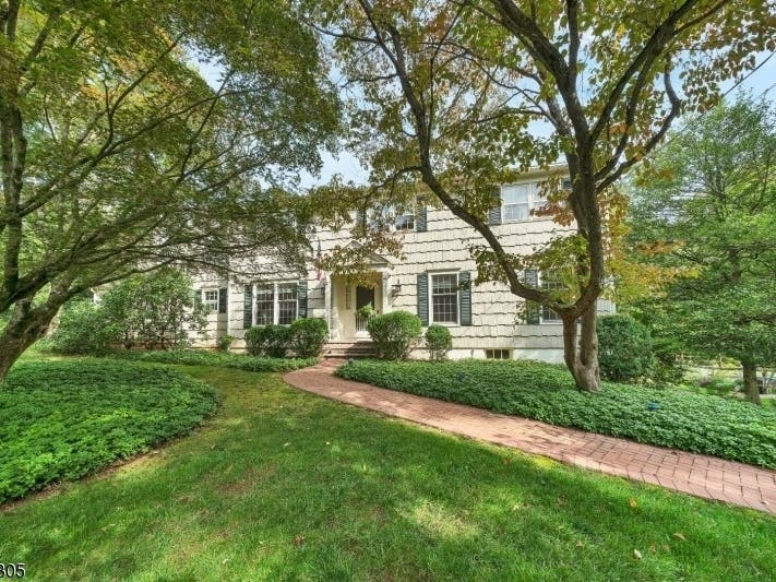 $975K Center Hall Colonial In Basking Ridge