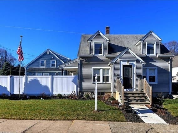 A Charming, Cozy Retreat In Naugatuck