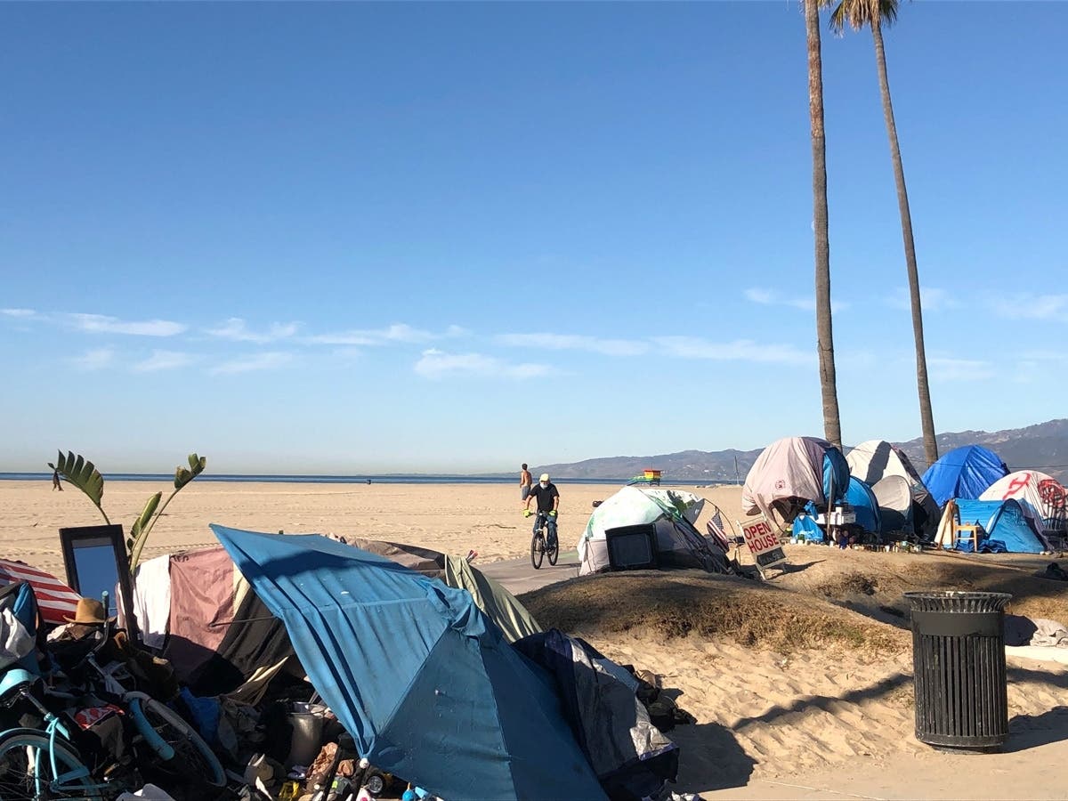 The Los Angeles City Council Tuesday backed a proposal by five council members to amend the city's law against homeless encampments in certain areas of the city to extend to within 500 feet of all schools and day care facilities.