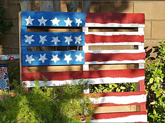 Make a DIY Pallet Flag for your front yard in under an hour!