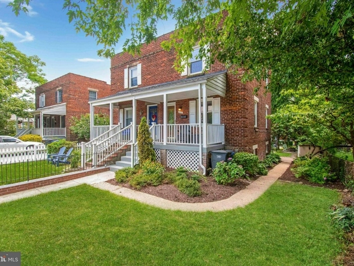 Alexandria Townhouse Offers 3 Levels, Fenced Yard