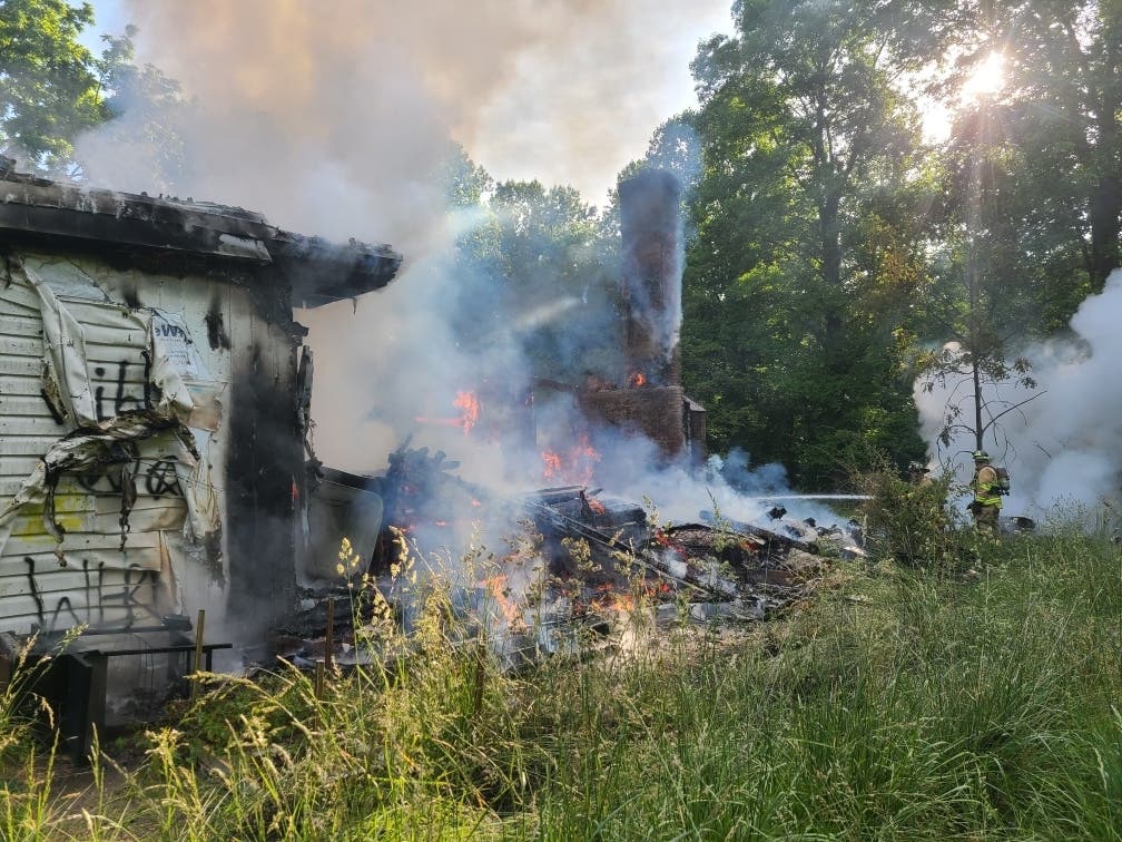 An abandoned house fire in the Vienna area over Memorial Day weekend remains under investigation.