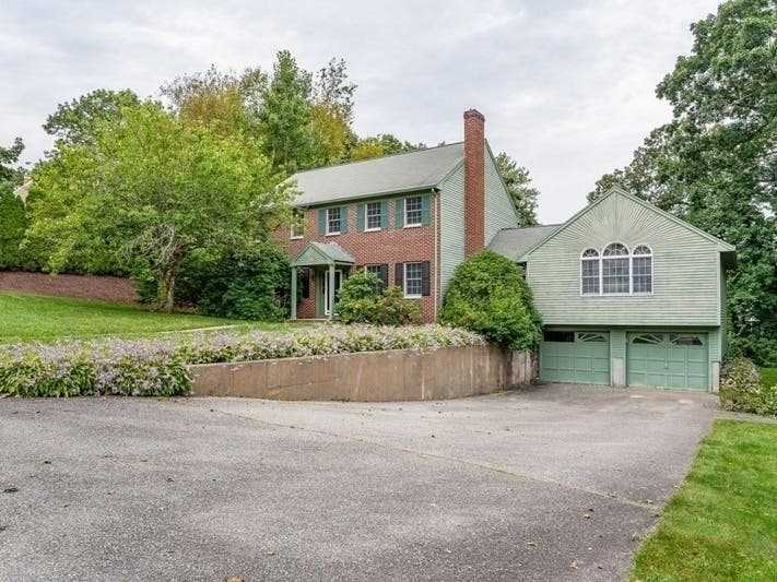 4-BR Colonial With Nearly 3K Square Feet For Sale In Wilmington