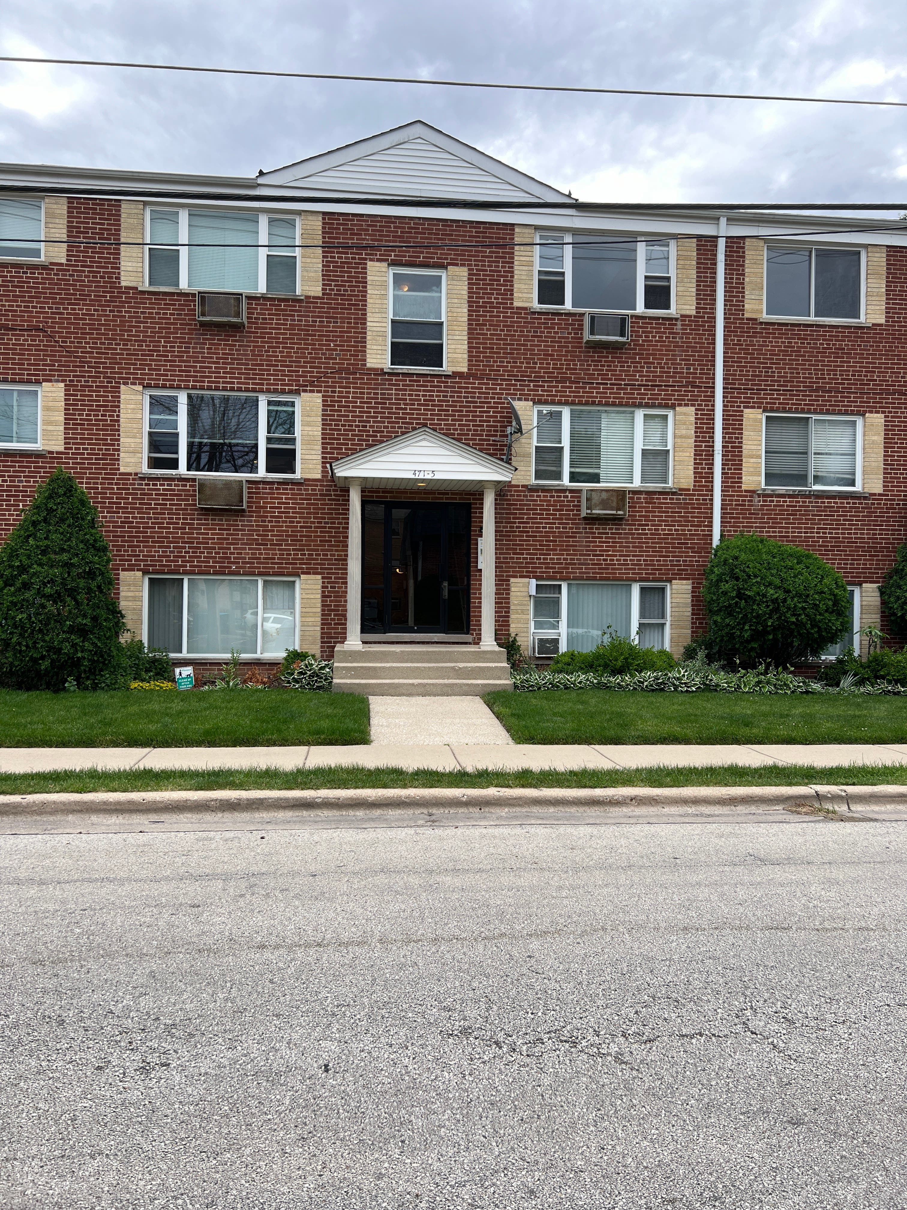 Fabulous Two Bedroom Laurel-Perry Condominium In Downtown Des Plaines!