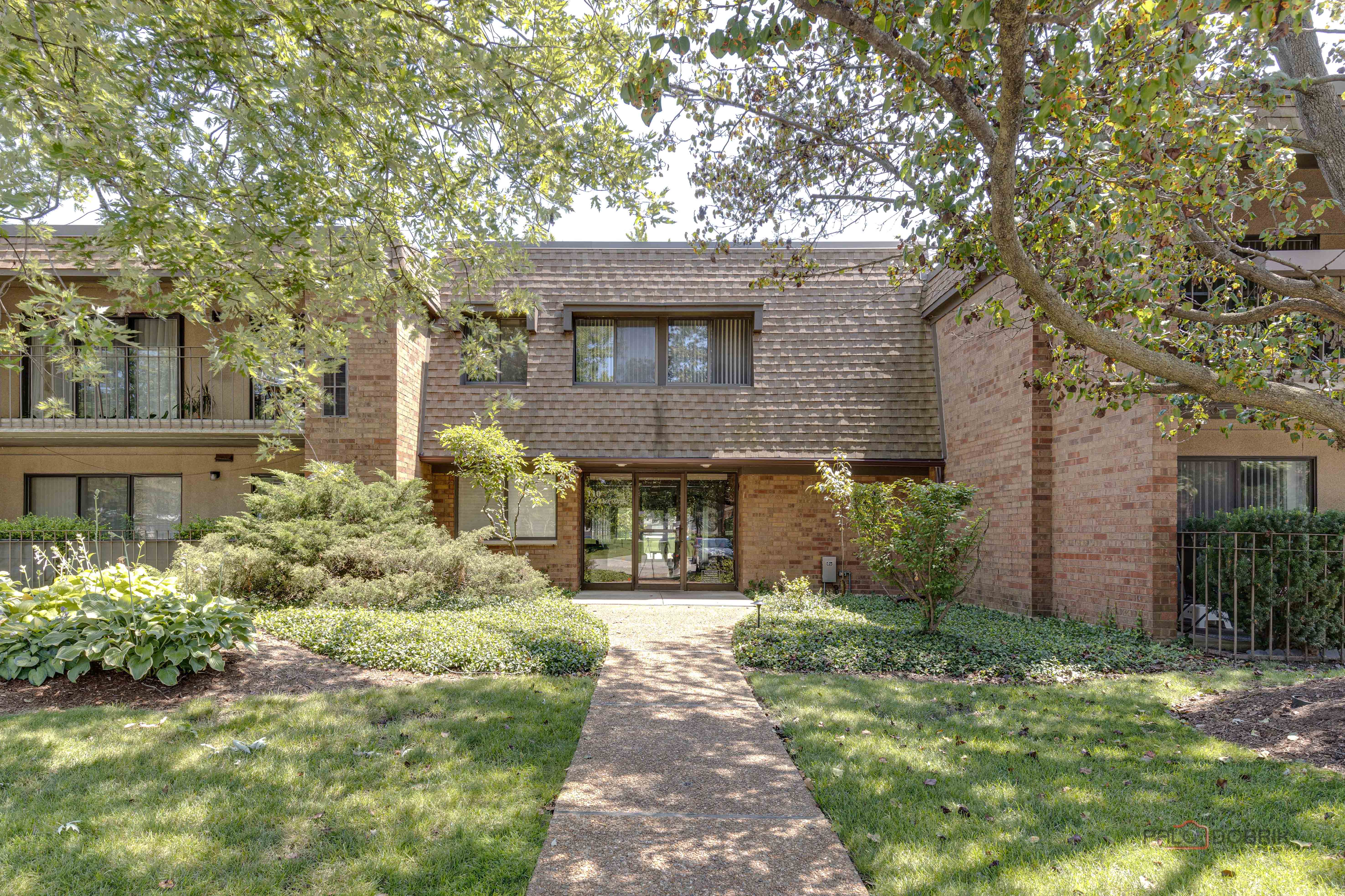 Large 2 BR, 2 BTH + Den 2nd floor unit in popular Old Oak, Buffalo Grove.