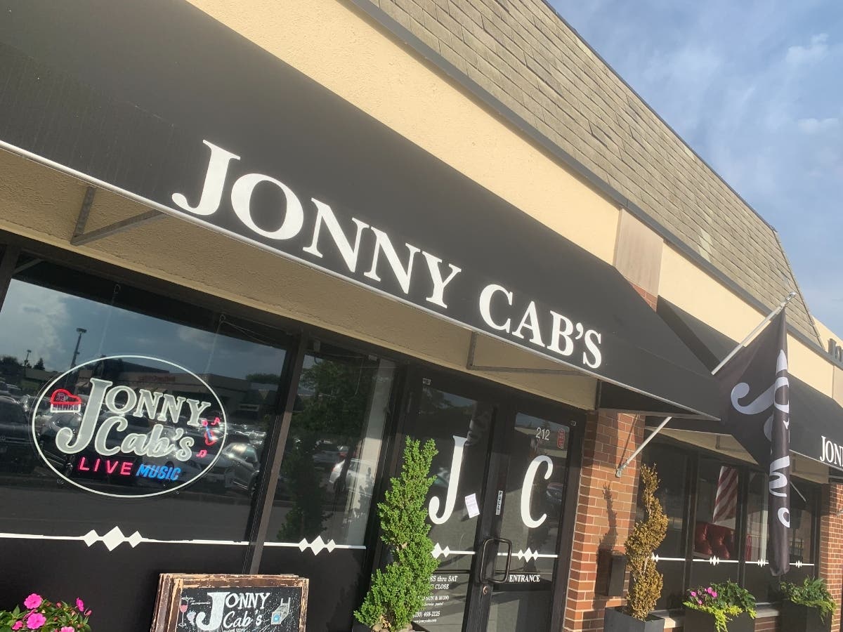 Burr Ridge trustees are expected to consider allowing restaurants to have outdoor dining enclosures during the winter. Jonny Cab's and Capri Express restaurants are requesting permission for such enclosures. 