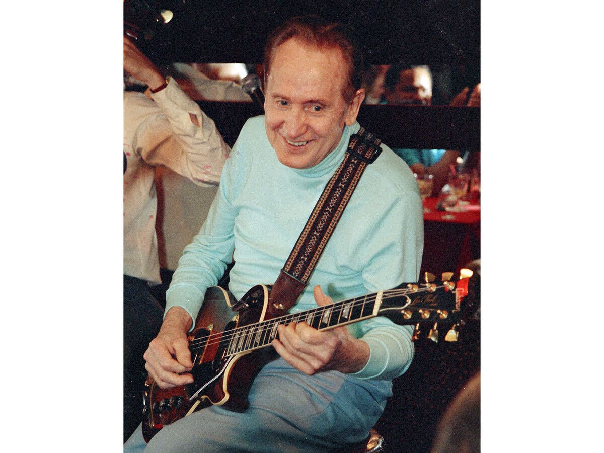 Les Paul, who lived in Mahwah at the time, playing jazz in the Lower East Side of New York, 1988, at age 73.
