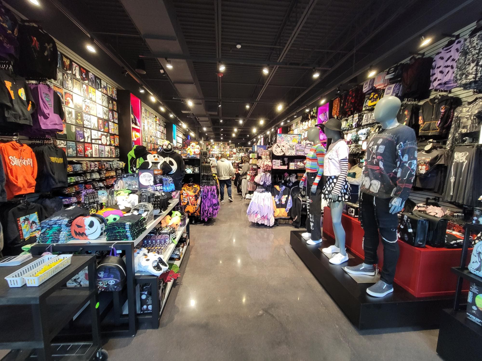 Outlets of Des Moines Announces Opening of Hot Topic