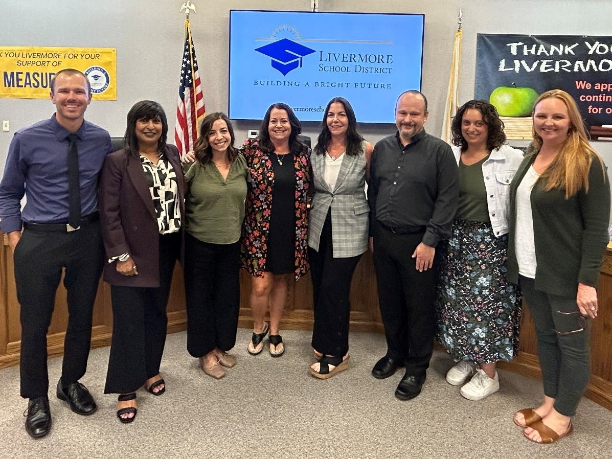 L-R: Garrett Fitch, Roxana Mohammed, Michelle Suegling, Donielle Machi, Lisa Keck, Doug D'Amour, Lauren Shiffrin, Holly Barker