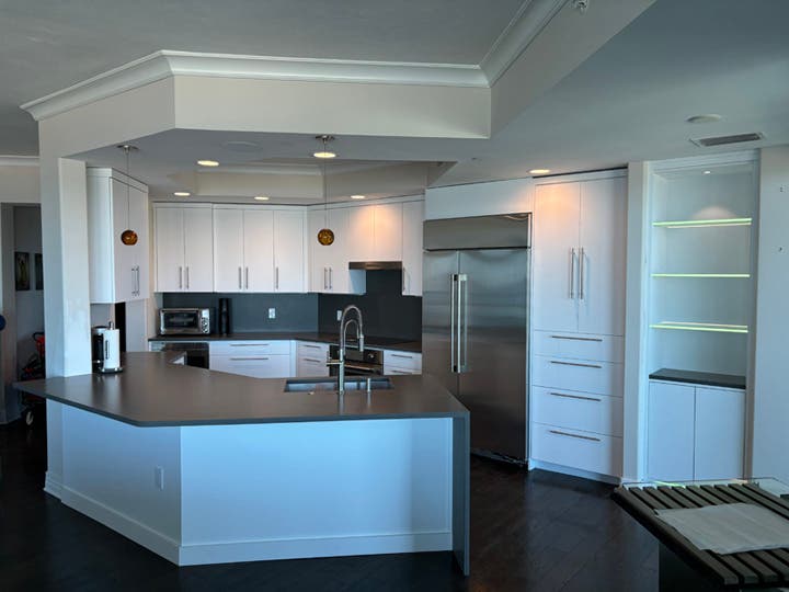 Custom Modern Kitchen Cabinets with Quartz Countertop