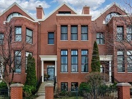 Wow House: Spacious Townhome In the Heart Of Glen Town Center