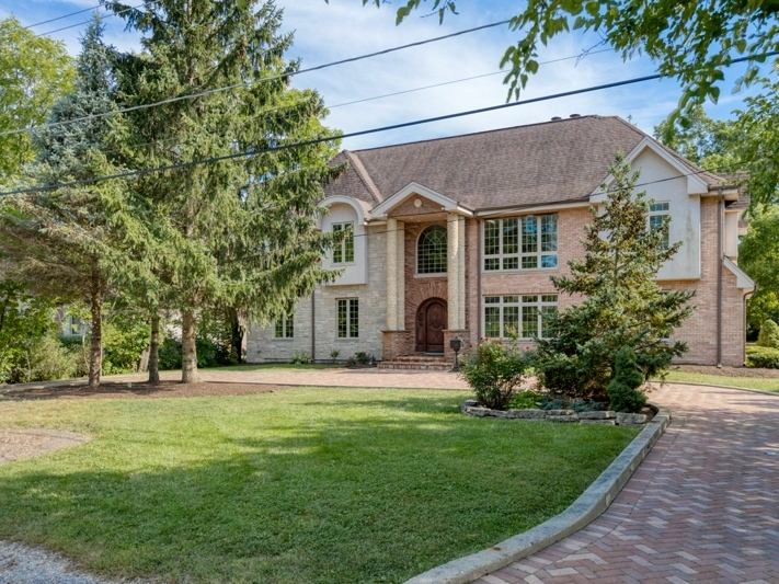 $1.1M Wow House: Glenbrook Countryside Gem In Northbrook
