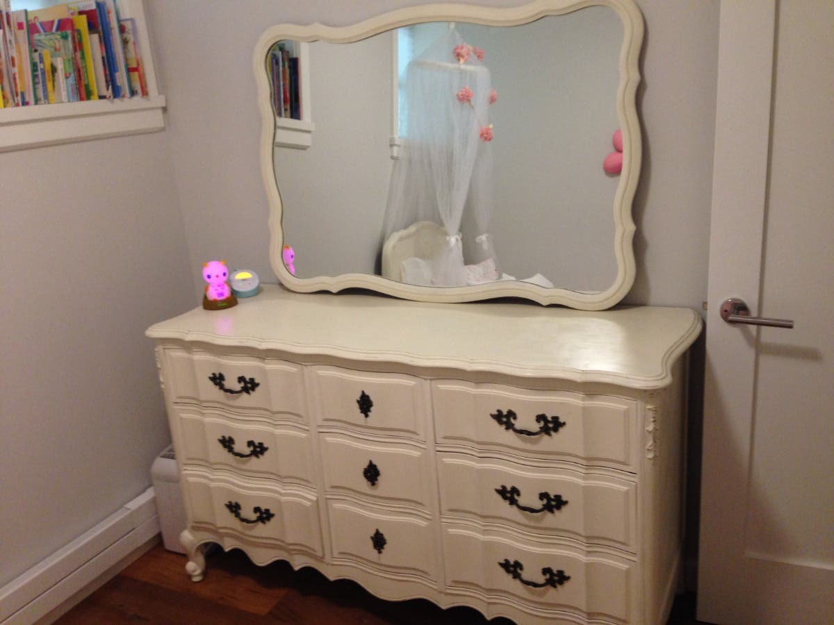 BEDROOM SET: Magical Vintage Twin Bed and Dresser with Mirror