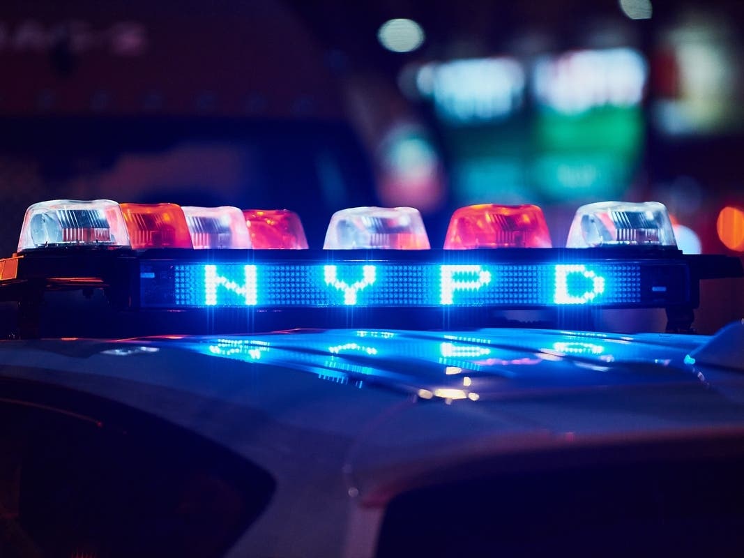Man Stabbed At NYC Coffee Shop, 4 Suspects At Large: NYPD