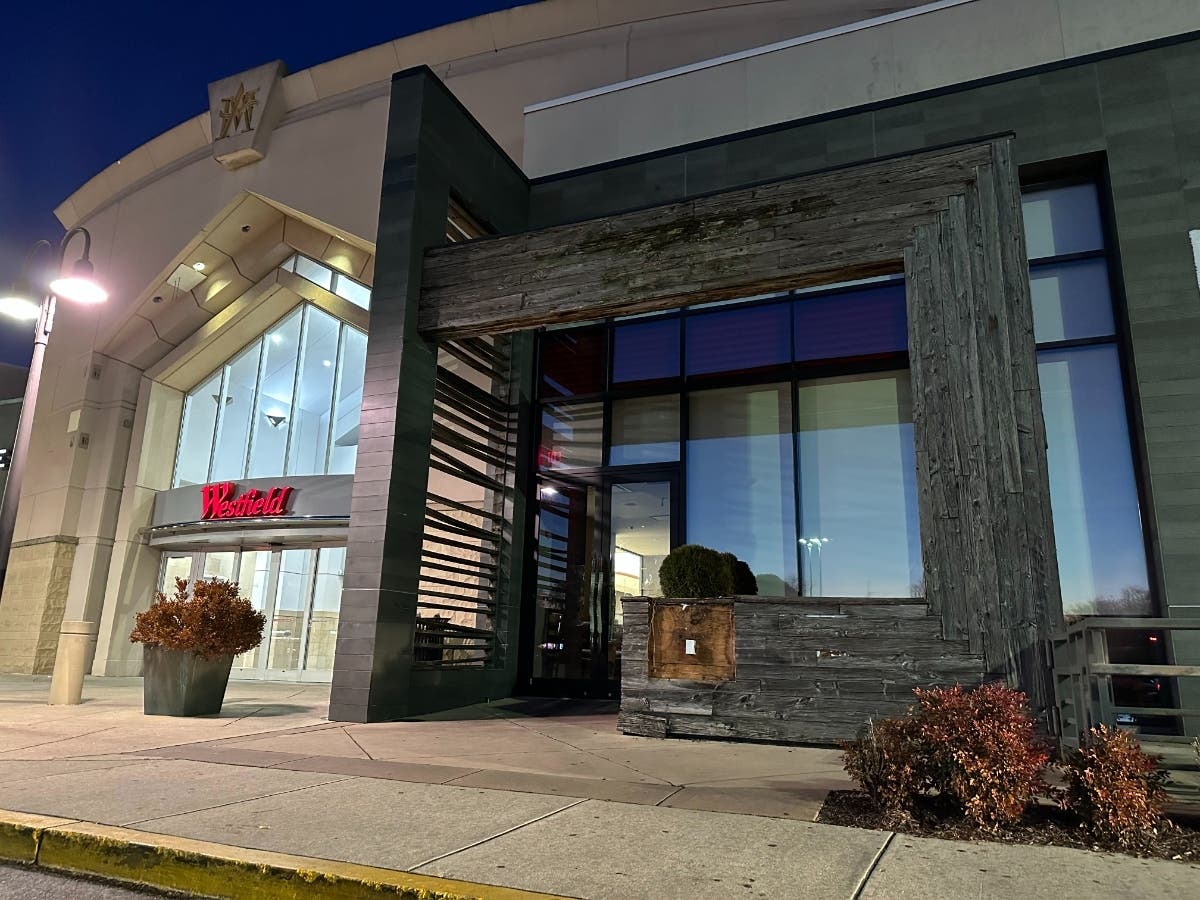 The Westfield Annapolis mall recently said goodbye to Nando's PERi-PERi. The location that used to house the southern African chicken restaurant is pictured above on the right.