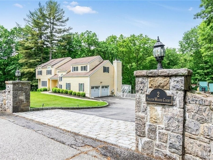 Bedford Wow House Nestled In The Woods, But Close To Everything  