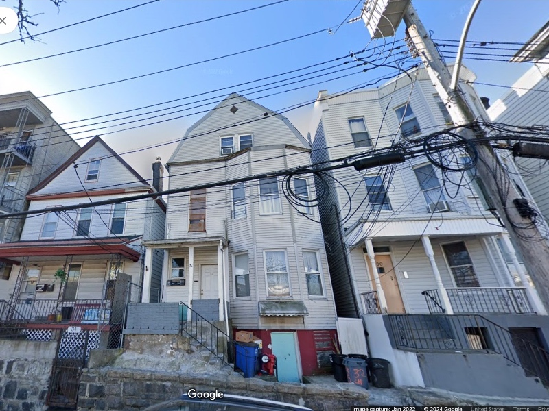 As first reported from the scene by Yonkers Voice's Ru Ros, the newborn baby girl​ was found crying in the hallway of a four-unit apartment building on Chestnut Street around 8:30 p.m.