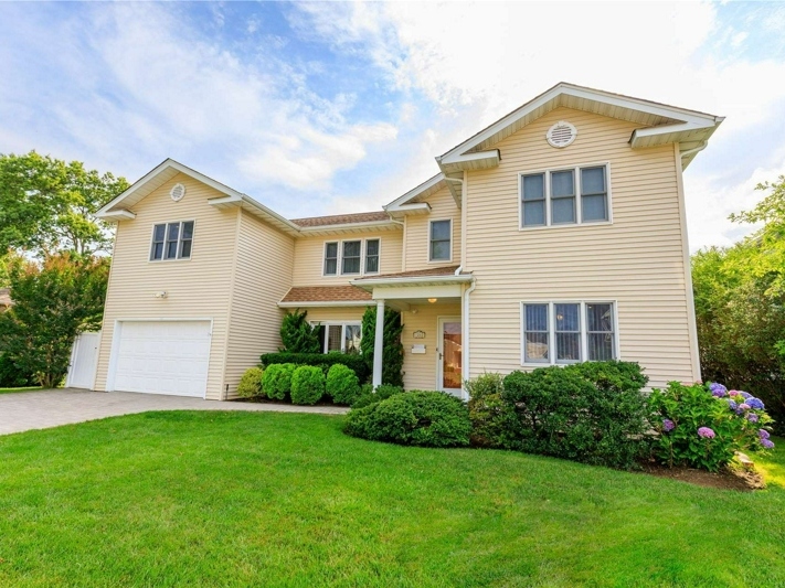 Wow House: 5 Bedrooms, Living Room Overlooks Deck