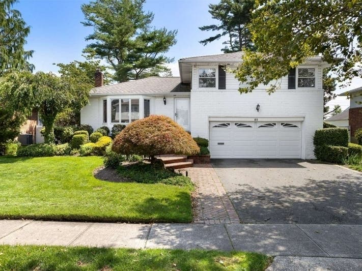 Wow House: New Plainview Home On Market For Just Below $1 Million 