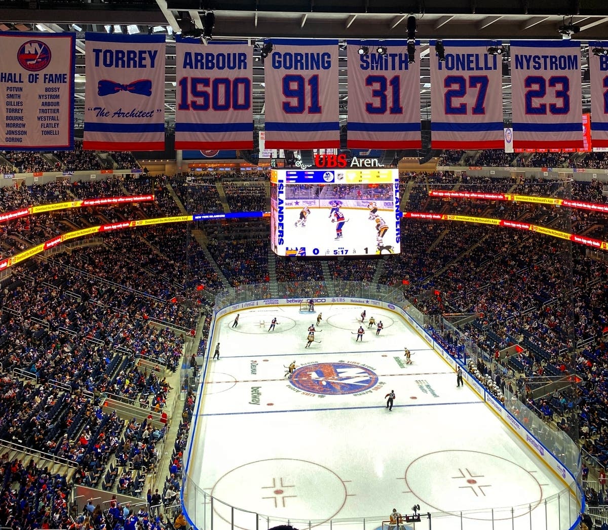 Islanders Host Hockey Clinic For Youngsters In Bethpage 