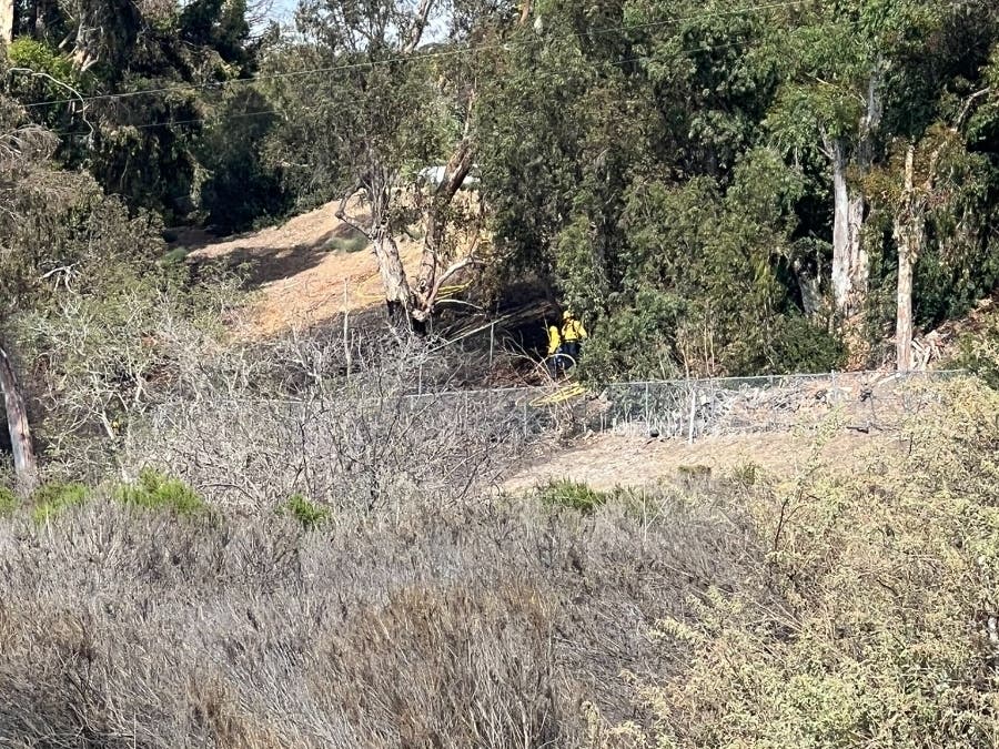 Orange County firefighters made quick work of a 1.75-acre brush fire in San Juan Capistrano Wednesday afternoon, the Orange County Fire Authority reported. 