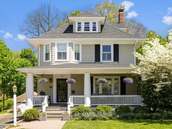 This $1.5M Summit Home Boasts 'Expansive' Deck, 5 Bedrooms